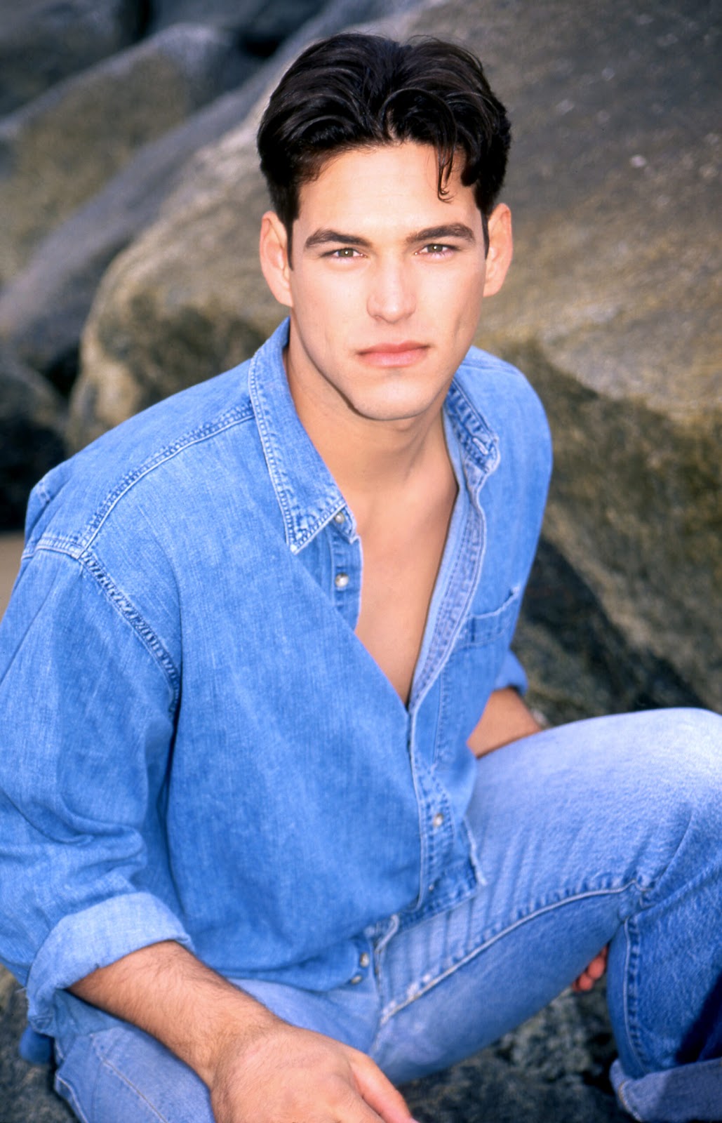 L'acteur américain Eddie Cibrian pose pour un portrait à Los Angeles, Californie, vers 1996.