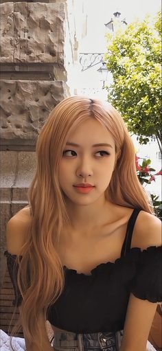 This contains an image of BLACKPINK Rosé's