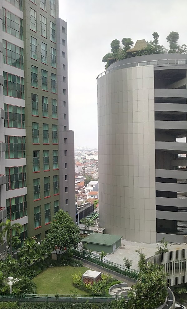 Gedung The Peak Residence yang menyatu dengan Tunjungan Plaza 6, pusat bisnis dan belanja.