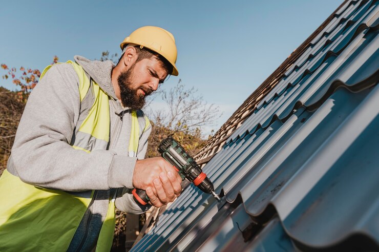 How Commercial Roofing Contractors Handle Emergency Roof Repairs