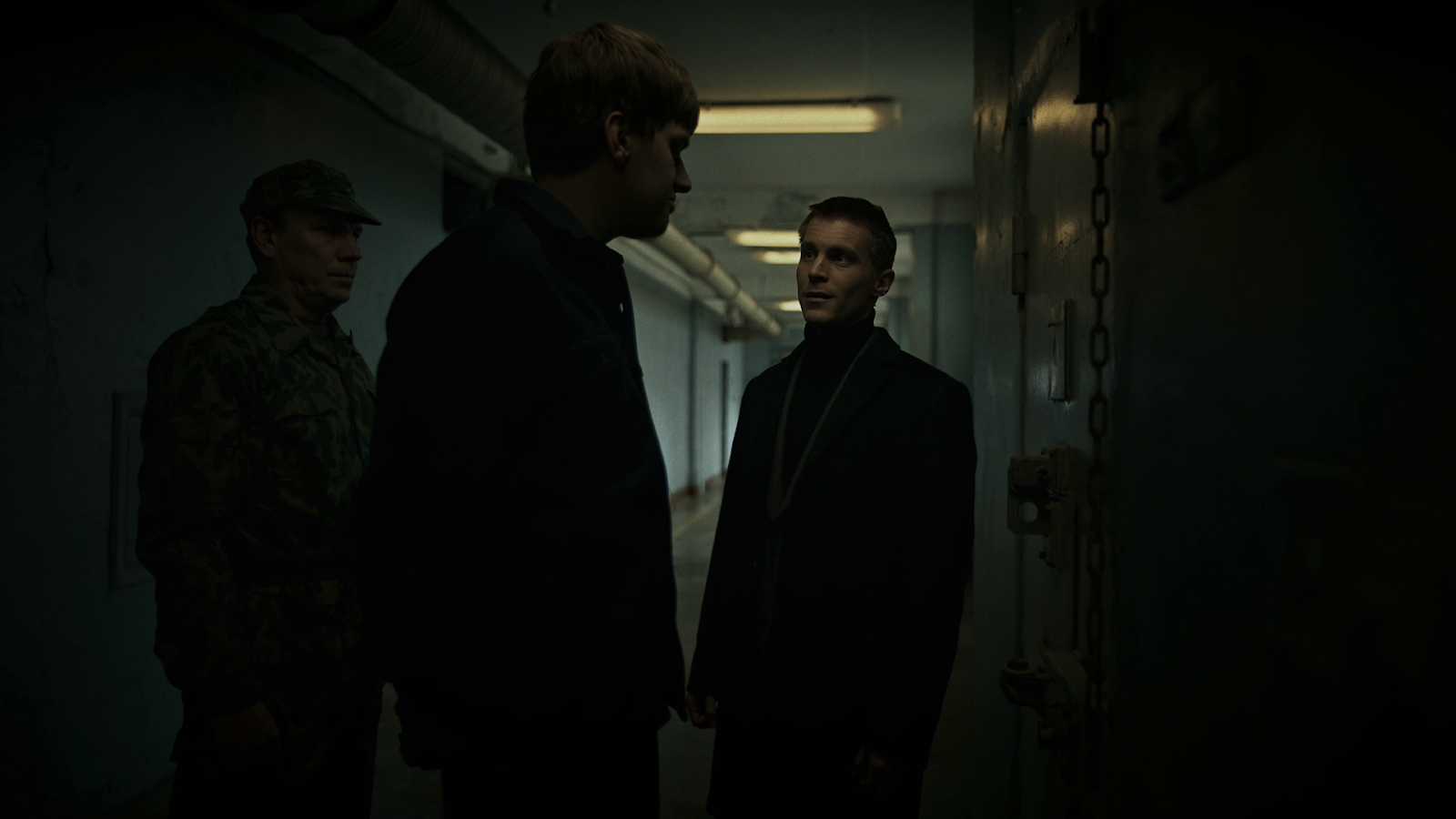 Иван Янковский и Андрей Максимов в сериале «Фишер. Затмение», 1 серия