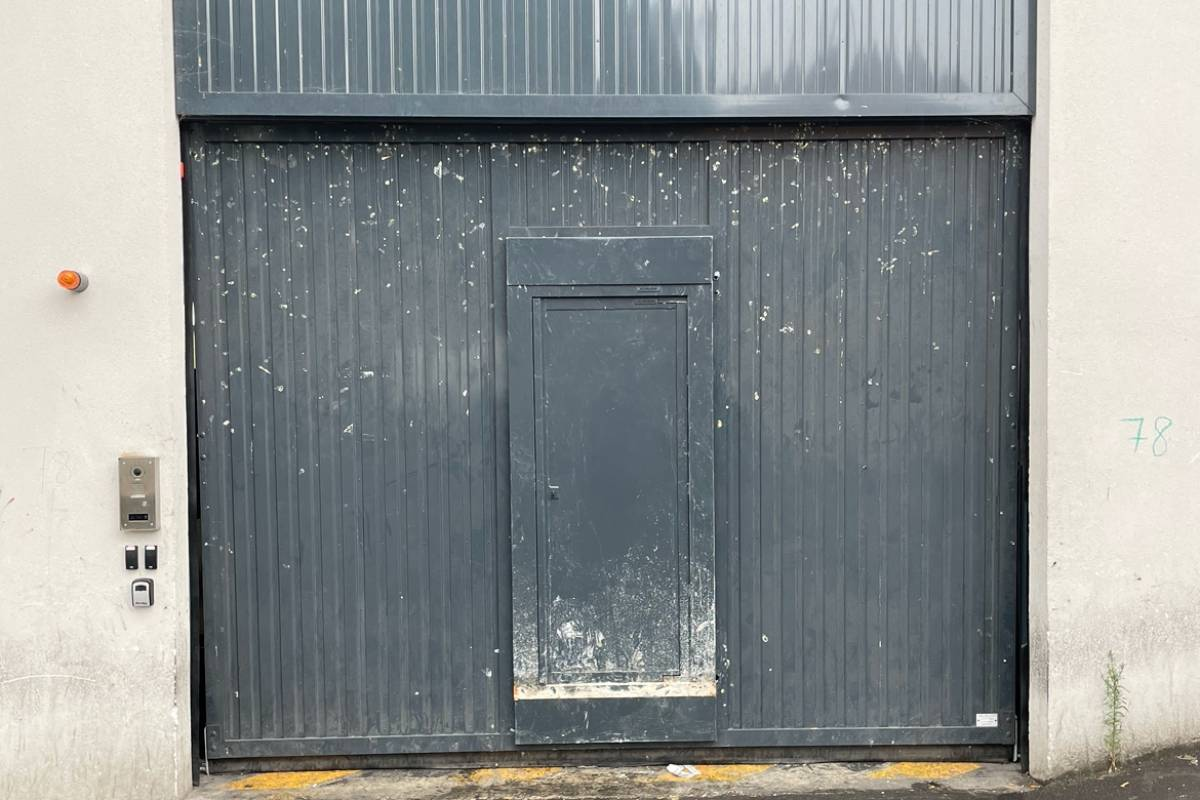 Zéro Squat peut sécuriser une porte de garage en installant des panneaux anti-intrusion en acier ultra-résistant.