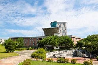 A building with a large tower

AI-generated content may be incorrect.