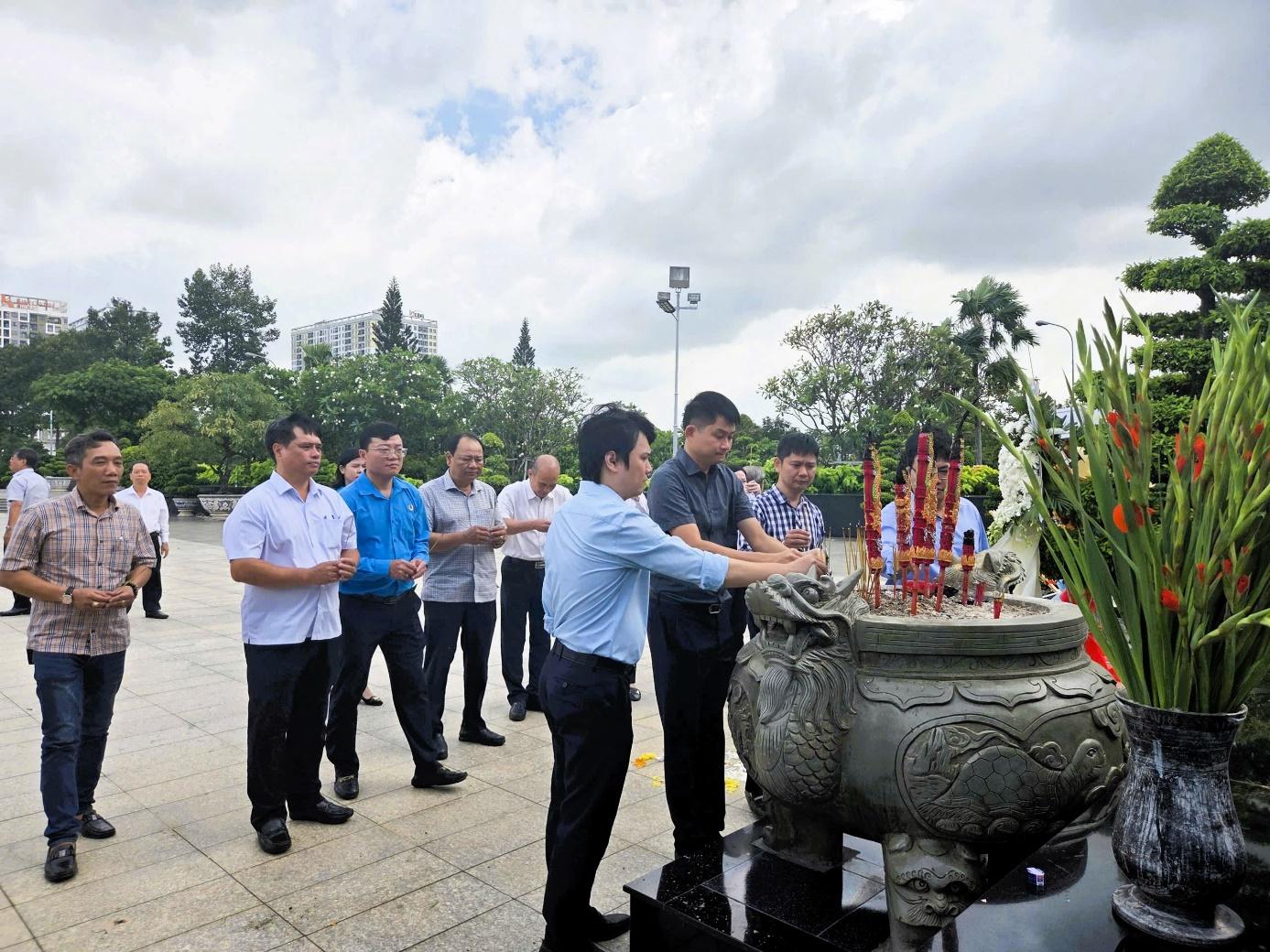 A group of people standing around a statueAI-generated content may be incorrect.