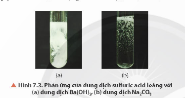 BÀI 7: SULFURIC ACID VÀ MUỐI SULFATEChào mừng các em đến với bài học ngày hôm nay!Thông qua video này, các em sẽ nắm được các kiến thức và kĩ năng như sau:Trình bày được tính chất vật lí, cách bảo quản, sử dụng và nguyên tắc xử lí sơ bộ khi bỏng acid.Trình bày được cấu tạo H2SO4 tính chất vật lí, tính chất hoá học cơ bản, ứng dụng của dung dịch sulfuric acid loãng, dung dịch sulfuric acid đặc và những lưu ý khi sử dụng dung dịch sulfuric acid.Thực hiện được một số thí nghiệm chứng minh tính oxi hoá mạnh và tính háo nước của dung dịch sulfuric acid đặc (với đồng, da, than, giấy, đường, gạo, ...).Vận dụng được kiến thức về năng lượng phản ứng, chuyển dịch cân bằng, vấn đề bảo vệ môi trường để giải thích các giai đoạn trong quá trình sản xuất sulfuric acid theo phương pháp tiếp xúc.Nêu được ứng dụng của một số muối sulfate quan trọng: barium sulfate, ammonium sulfate, calcium sulfate, magnesium sulfate và nhận biết được ion SO42- trong dung dịch bằng ion Ba2+.HOẠT ĐỘNG KHỞI ĐỘNGTheo em, sulfuric acid là hóa chất hàng đầu trong nhiều ngành sản xuất, được mệnh danh là gì của các ngành công nghiệp?HOẠT ĐỘNG HÌNH THÀNH KIẾN THỨC