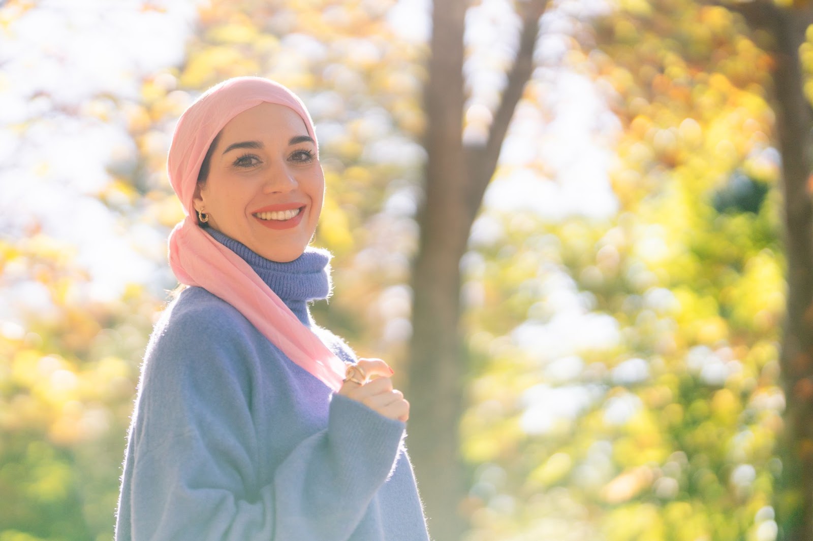 Mulher jovem em tratamento do câncer sorrindo