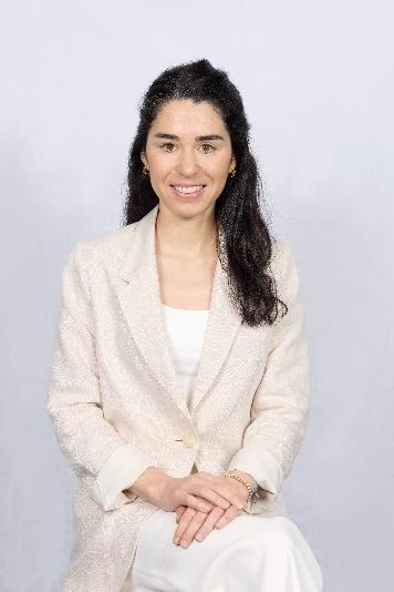 Mujer posando para la cámara con una camisa blanca

El contenido generado por IA puede ser incorrecto.