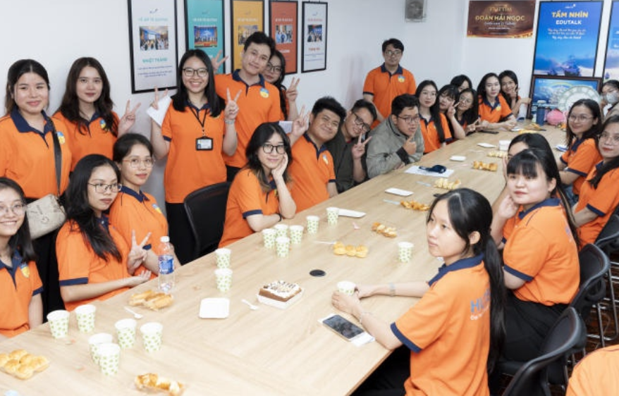 Follow English Faculty students to learn about the language teaching environment at IELTS Mentor 20
