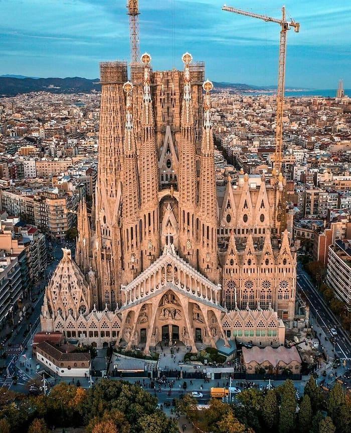 https://vietkingtravel.com/wp-content/uploads/2023/08/nha-tho-La-Sagrada-Familia-barcelona-min.jpg