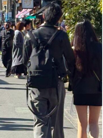 This contains an image of Minhee during his shopping adventure accompanied by someone believed to be his girlfriend. 