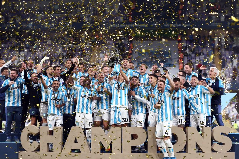 Jogadores do Racing com o troféu da Supercopa da Argentina — Foto: REUTERS/Satish Kumar