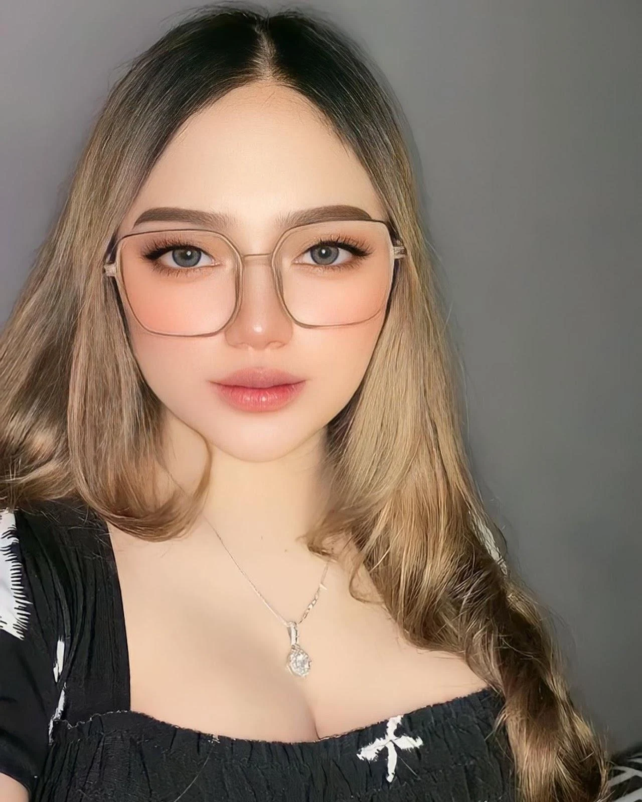 Gadis Indo Manis dengan Gaya Natural, gaya natural, cewek indo polos, wanita cantik
