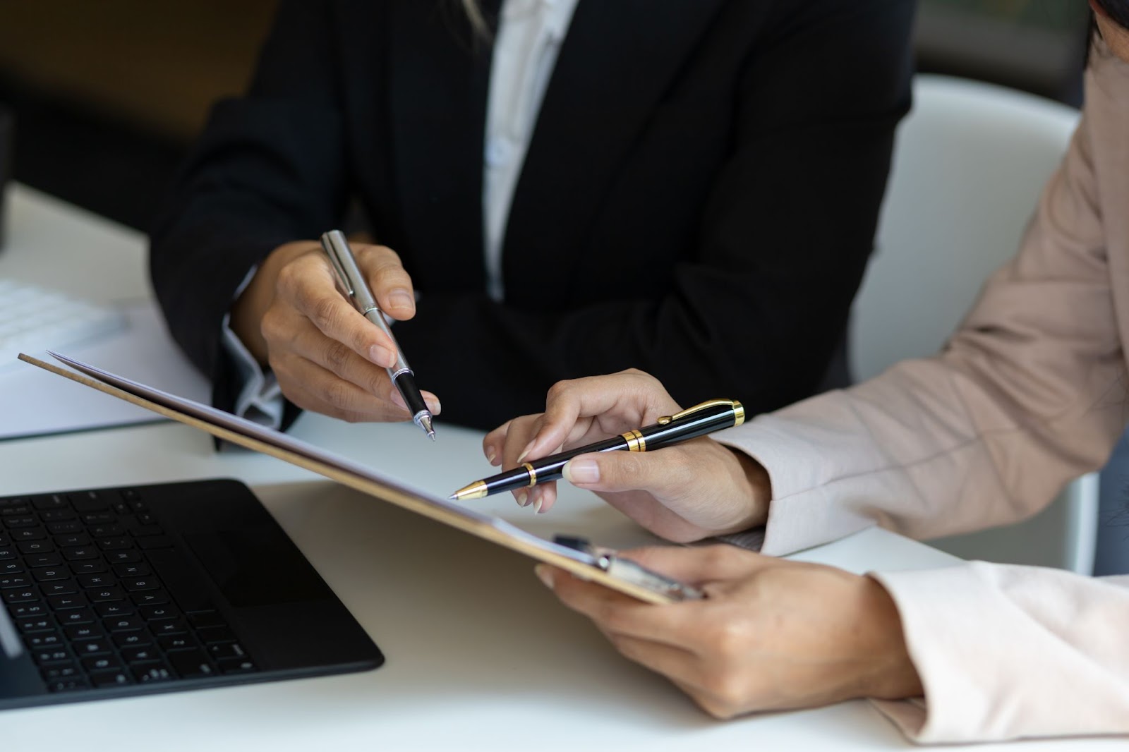 Consultora empresária discutindo o planejamento de projetos de negócios.