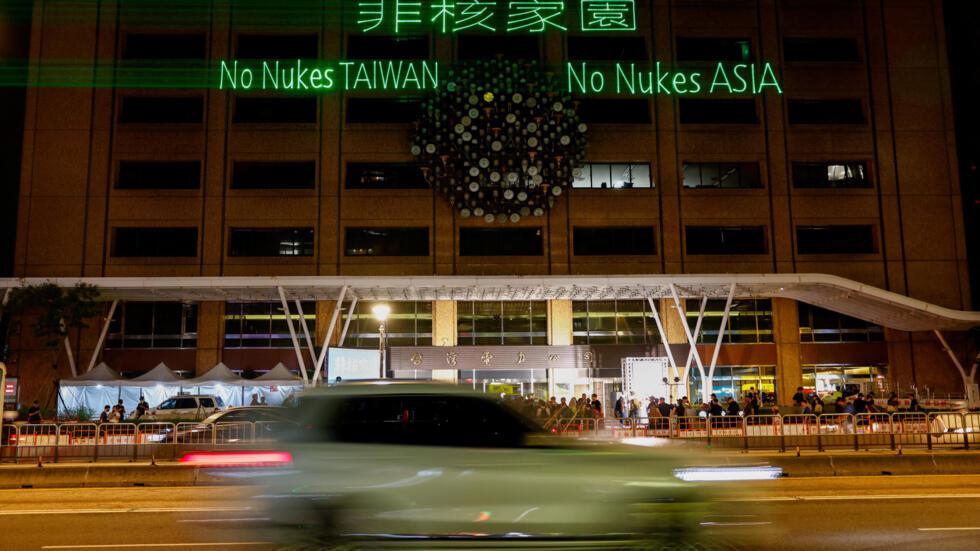 2025年5月17日，台湾台北，在关闭最后一座核反应堆之际，一栋建筑上用激光打出标语。路透社/Ann Wang