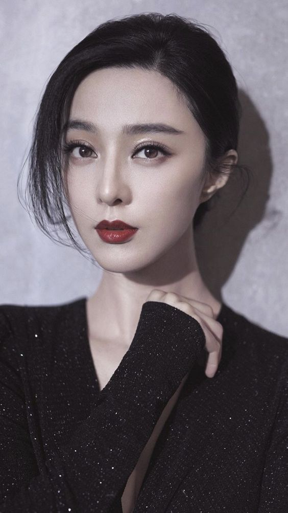 A picture of Fan Bingbing wearing a black gown 