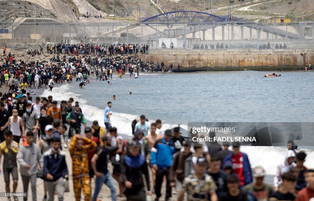 السياج الحديدي الذي يوضح الحدود البرية بين المغرب وإسبانيا (18 مايو 2021 / فاضل سينا - فرانس برس)