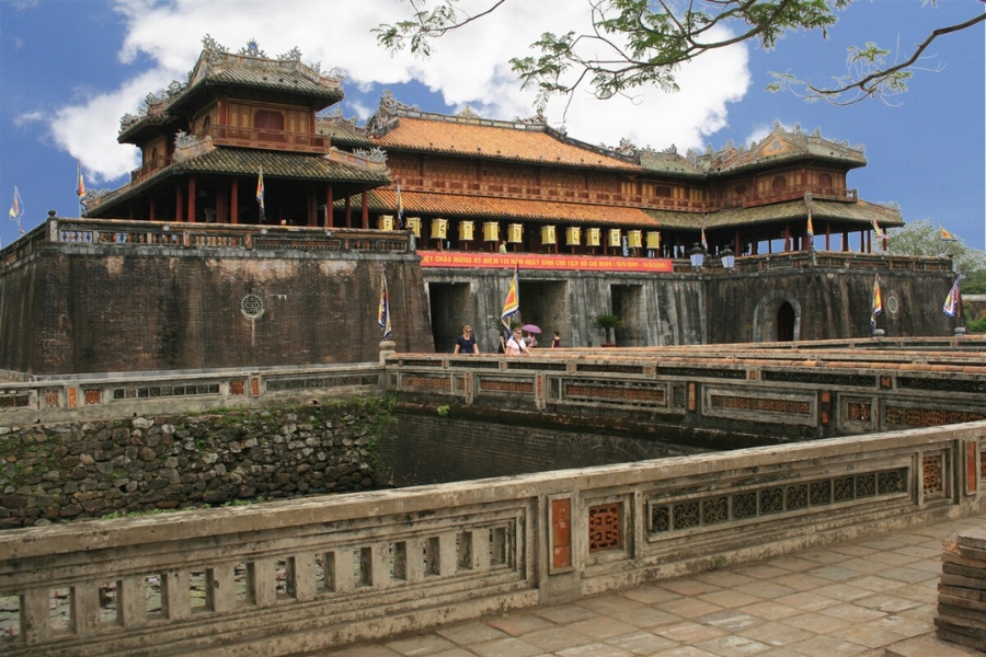 The Complex of Hue Monuments