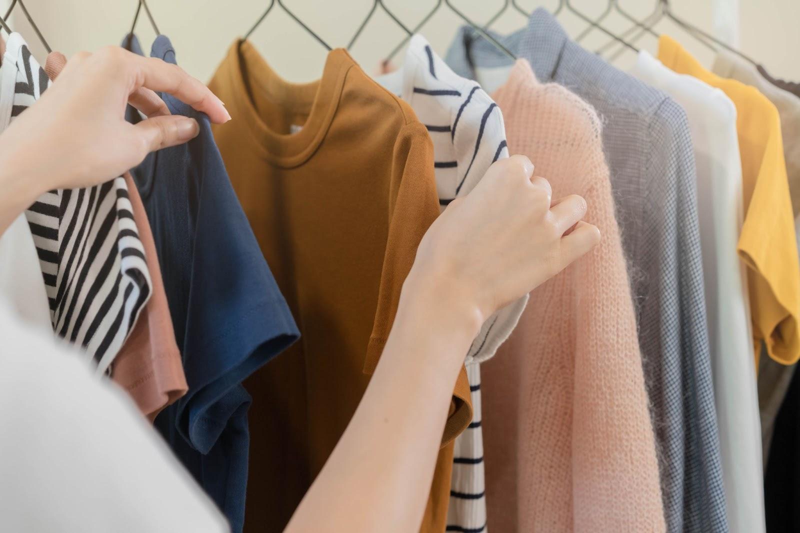 A person holding a shirt

AI-generated content may be incorrect.