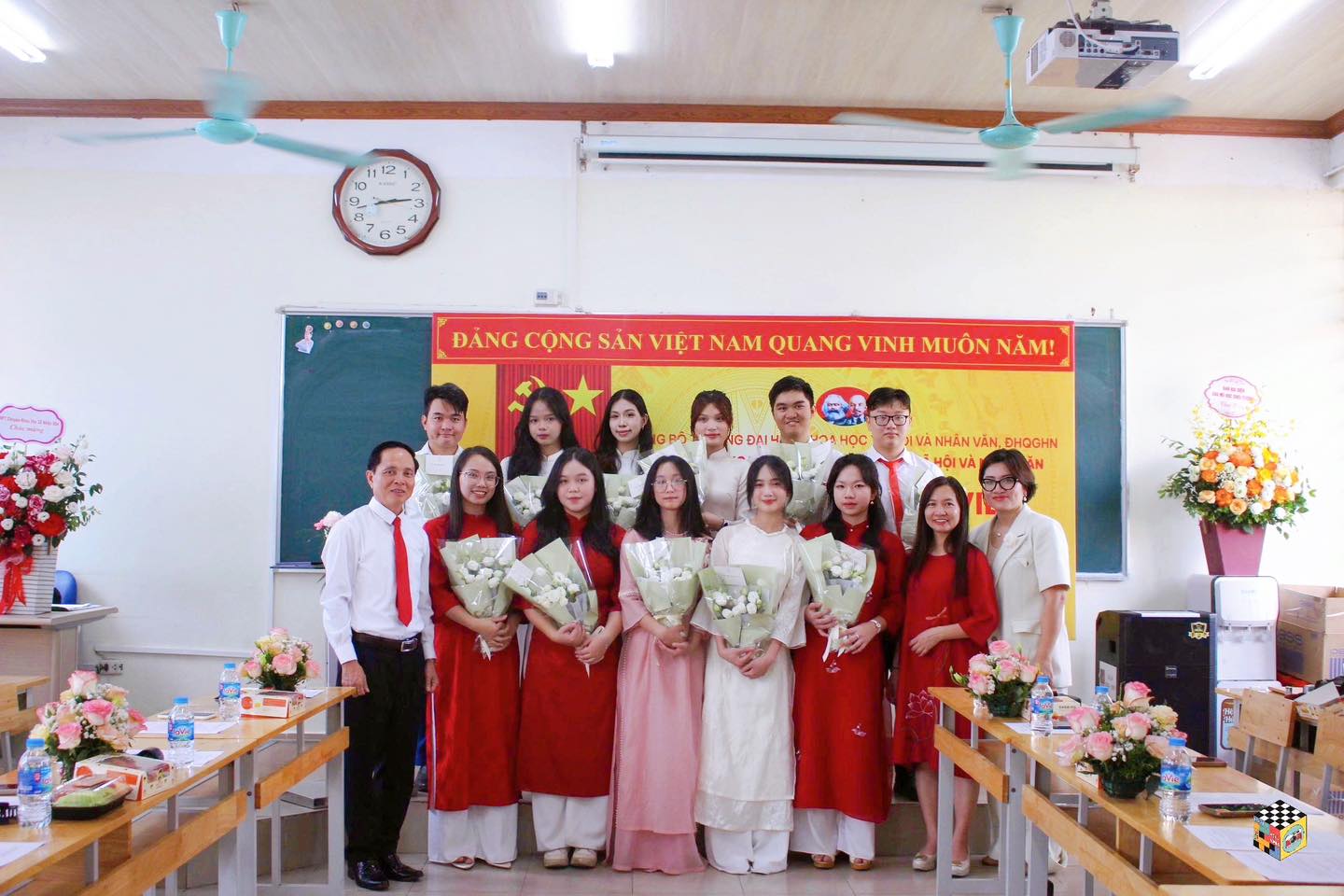 Lễ kết nạp Đảng viên mới của Trường THPT Chuyên KHXH&NV