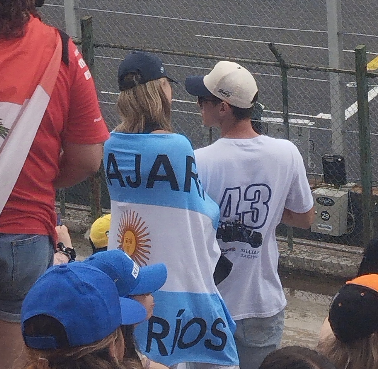 Torcedores argentinos torcendo para Franco Colapinto no GP de Interlagos da F1