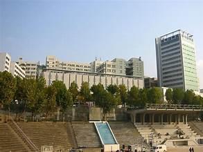 A large building with trees and a pool

AI-generated content may be incorrect.