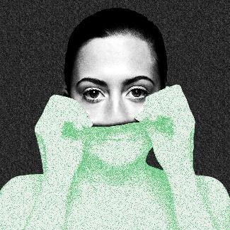Una ilustración fotogrfica de una figura humanoide verde que se pone una cara humana a modo de mscara.
