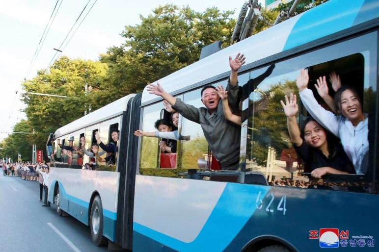 Pyongyang Citizens Fervently Welcome Young Footballers