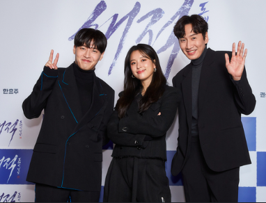 This contains an image of Kang Ha Neul, Actress Han Hyo Joo, and Lee Kwang Soo