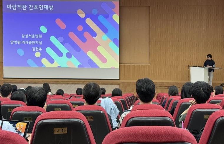 실내, 컨벤션, 의류, 회의장이(가) 표시된 사진

AI가 생성한 콘텐츠는 부정확할 수 있습니다.