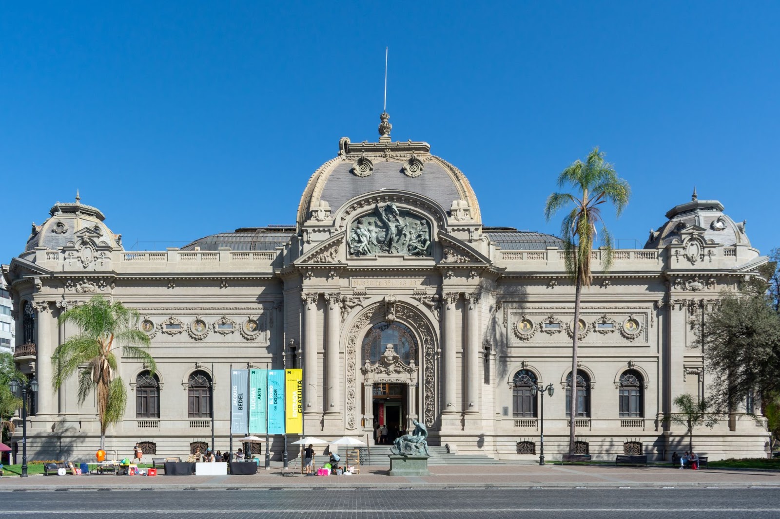 Front view of The Museo Nacional de Bellas Artes.