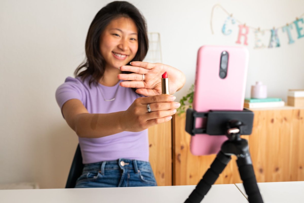 Live streaming makeup tutorial