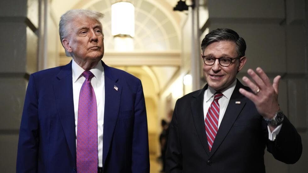 Le président Donald Trump et le président de la Chambre Mike Johnson, au Capitole, à Washington, le mardi 20 mai 2025.