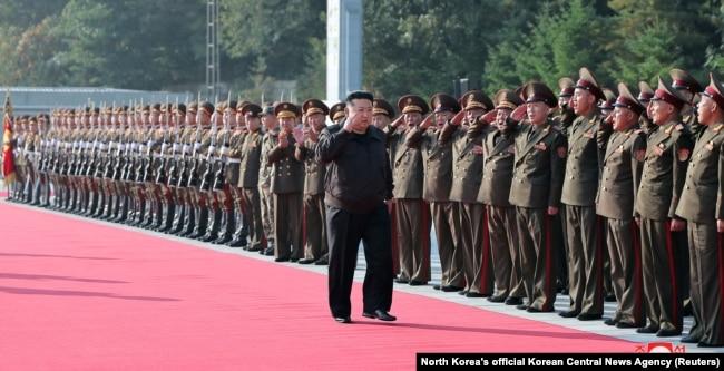 朝鲜领导人金正恩视察陆军第二军团司令部。（2024年10月17日）