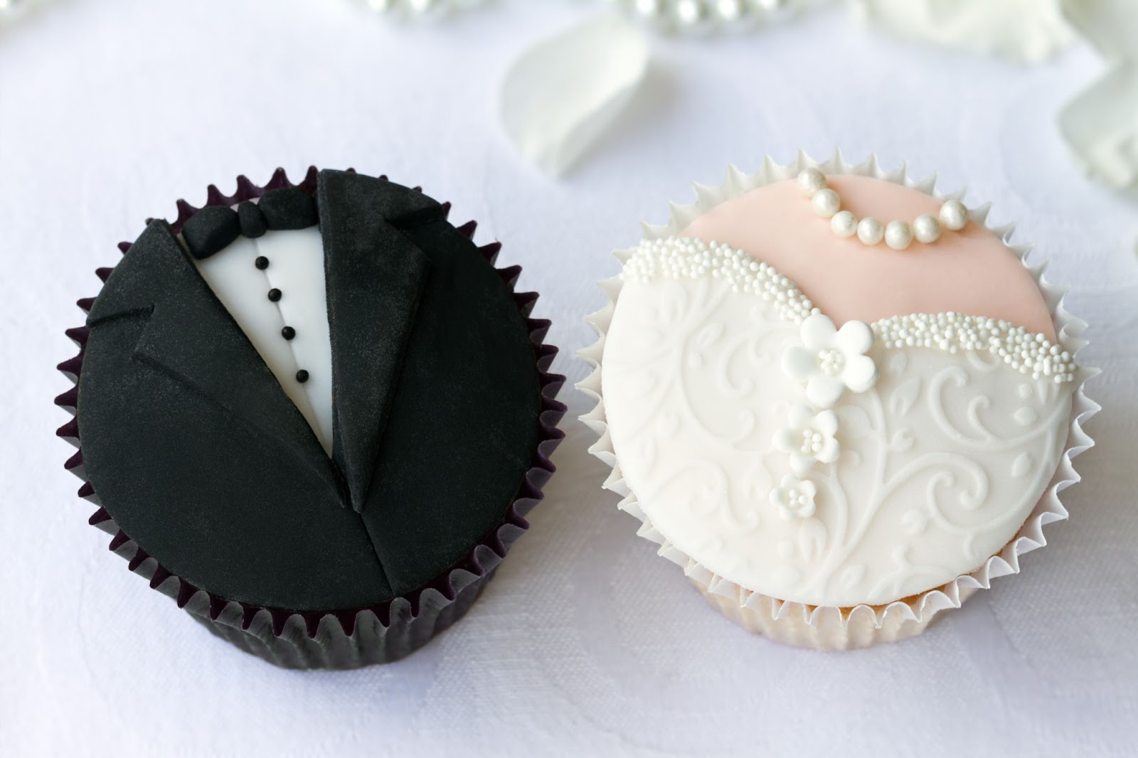 bride groom cupcake