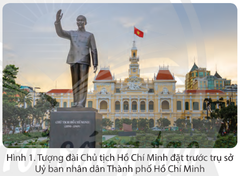 BÀI 26: THÀNH PHỐ HỒ CHÍ MINHKhởi độngCâu hỏi: Dựa vào hình 1 và hiểu biết của bản thân, em hãy nêu những điều em biết về thành phố Hồ Chí Minh.Đáp án chuẩn  Thành phố Hồ Chí Minh là thành phố lớn nhất Việt Nam. Đây còn là trung tâm kinh tế, văn hóa, giáo dục của cả nước và là thành phố trực thuộc trung ương thuộc loại đô thị đặc biệt của Việt Nam cùng với thủ đô Hà Nội. Thành phố này hiện có 16 quận, 1 thành phố và 5 huyện, tổng diện tích 2.095 km2Khám phá1. Vị trí địa líCâu hỏi: Đọc thông tin và quan sát hình 2, em hãy xác định vị trí của Thành phố Hồ Chí Minh trên lược đồ.Đáp án chuẩn  Thành phố Hồ Chí Minh nằm bên sông Sài Gòn, tiếp giáp với Biển Đông và nhiều tỉnh của vùng Nam Bộ.2. Tên gọi và một số sự kiện lịch sử tiêu biểuCâu hỏi: Đọc thông tin và quan sát các hình 3, 4, 5, em hãy:- Nêu một số tên gọi khác của Thành phố Hồ Chí Minh- Trình bày những sự kiện lịch sử tiêu biểu có liên quan đến Thành phố Hồ Chí MinhĐáp án chuẩn  - Một số tên gọi khác: Gia Định, Sài Gòn - Gia Định, Sài Gòn - Chợ Lớn.- Những sự kiện lịch sử tiêu biểu có liên quan đến Thành phố Hồ Chí Minh:Nguyễn Hữu Cảnh lập phủ Gia Định năm 1698Nguyễn Tất Thành ra đi tìm đường cứu nước năm 1911Chiến thắng 30/4/19753. Thành phố Hồ Chí Minh - trung tâm kinh tế, văn hóa, giáo dụcCâu hỏi: Đọc thông tin và quan sát các hình 6, 7, 8, 9, 10, 11, cho biết tại sao Thành phố Hồ Chí Minh là trung tâm kinh tế, văn hóa, giáo dục của cả nước.Đáp án chuẩn  Vì thành phố có nhiều di tích lịch sử, văn hoá tiêu biểu cùng các trường đại học, các trung tâm, viện nghiên cứu giáo dục lớn.Luyện tậpCâu hỏi: Em hãy chọn và trình bày một sự kiện lịch sử có liên quan đến Thành phố Hồ Chí Minh và cho biết tại sao em chọn sự kiện nàyĐáp án chuẩn  Em chọn sự kiện người thanh niên yêu nước Nguyễn Tất Thành ra đi tìm đường cứu nước. Ngày 5-6-1911, trên con tàu Amiral Latouche Tréville, từ cảng Sài Gòn, Nguyễn Tất Thành đã rời Tổ quốc, bắt đầu cuộc hành trình 30 năm tìm con đường giải phóng dân tộc, giải phóng đất nước. Với một sự nhạy cảm đặc biệt, Nguyễn Tất Thành không đi sang nước Nhật, không tìm về châu Á mà Người sang nước Pháp, đến tận nơi nước đang cai trị mình, nơi đang có sự phát triển vượt bậc về kinh tế, về văn hóa, về chính trị để tìm hiểu xem người ta làm như thế nào rồi trở về cứu giúp đồng bào. Đây là lý tưởng khác người và là chìa khóa giúp Người tìm ra con đường giải phải dân tộc. Vận dụng