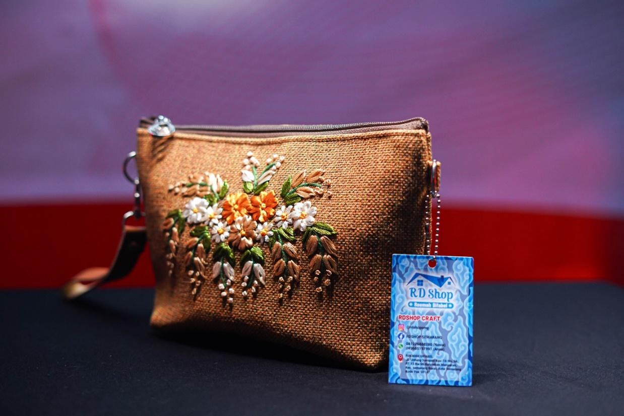 A small purse with a tag

AI-generated content may be incorrect.