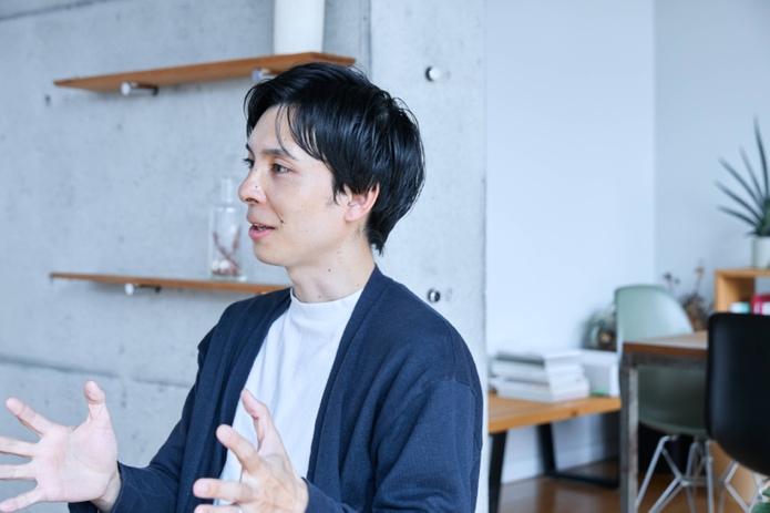 人, 屋内, テーブル, 男 が含まれている画像

AI によって生成されたコンテンツは間違っている可能性があります。