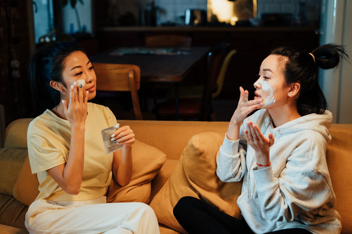 Niacinamide, fete care isi pun crema pe fata - miglo.ro