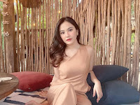Gadis Cantik dengan Penampilan yang Elegan