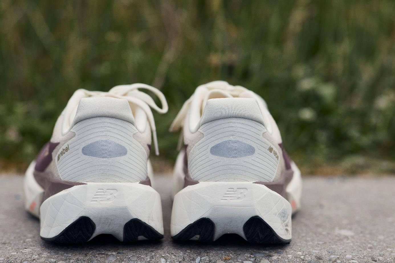 Ein Bild, das draußen, Schuh, Schuhe, Straßenschuh enthält.

KI-generierte Inhalte können fehlerhaft sein.