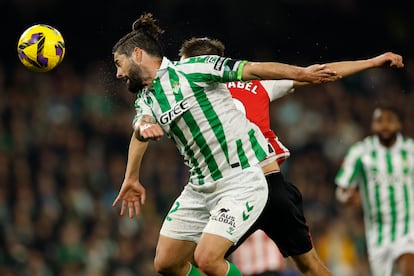 Isco dan Gorosabel berebut bola udara di pertandingan Betis-Athletic. 
