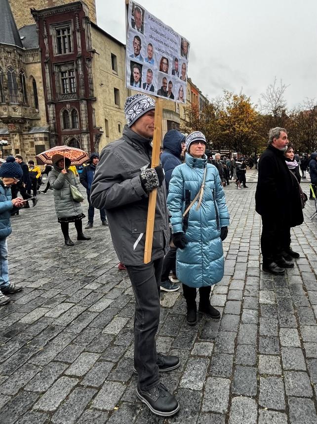 Obsah obrázku oblečení, venku, boty, sako

Popis byl vytvořen automaticky