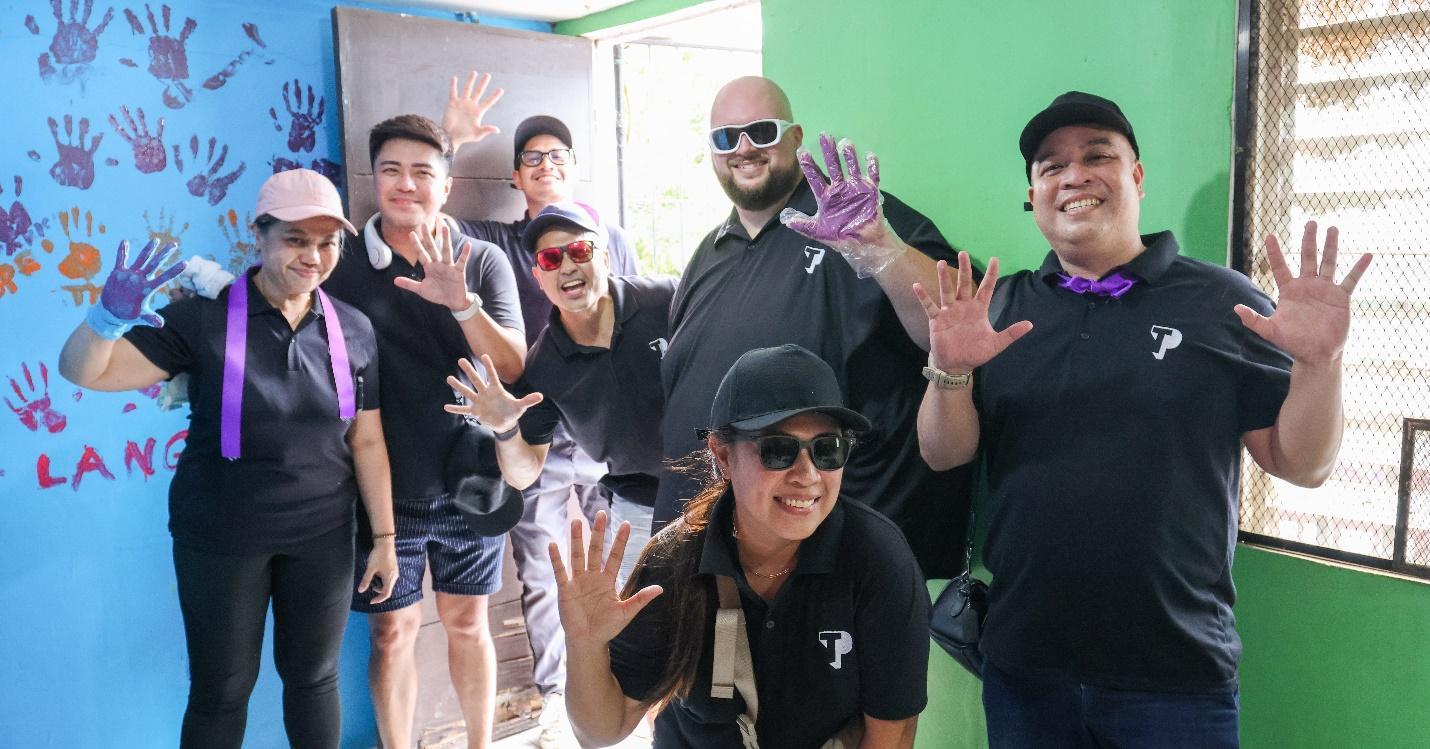A group of people posing for a photo

AI-generated content may be incorrect.