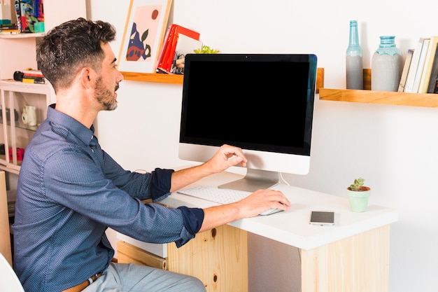 How to Customize Your Computer Desk for Your Needs