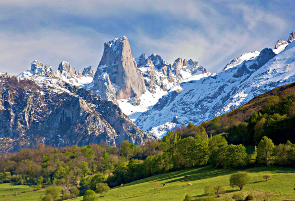 Los Picos de Europa, el mejor destino para hacer ruta de autocaravana en montaña