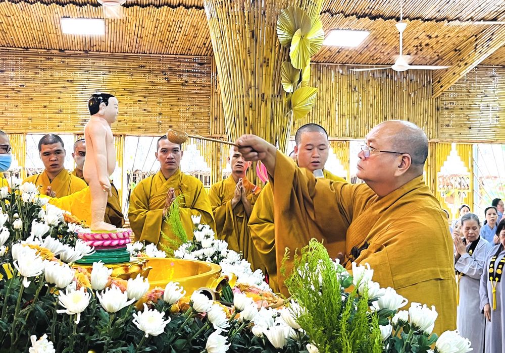 Chùa Phước Tường tổ chức nghi lễ tắm Phật vào Lễ Phật Đản (Ảnh: Sưu tầm internet) 