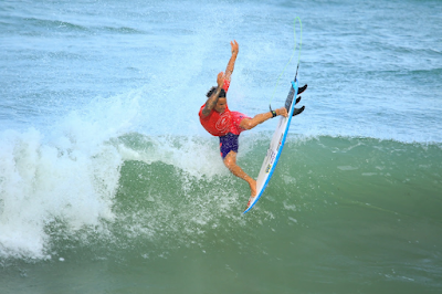 Italo Ferreira dando o seu show de aéreos na Praia de Miami em Natal (Foto: Aleko Stergiou / WSL Latam)