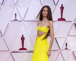 Imagen de Zendaya in a yellow Valentino dress at the 2021 Oscars