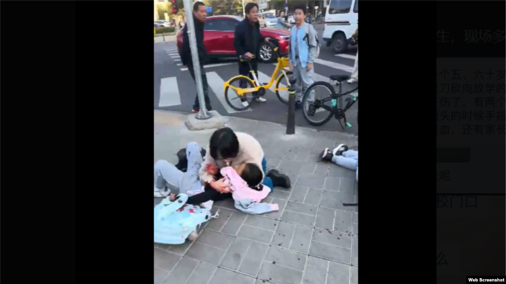 2024年10月28日,北京中关村三小校门前发生一起一名男子持菜刀砍杀刚刚放学的小学生的暴力袭击事件。(图片来自网络视频截图)