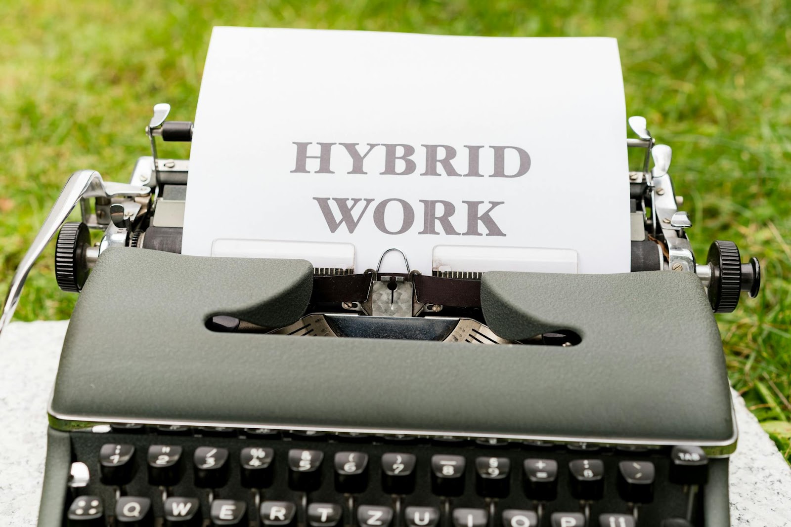 https://www.pexels.com/photo/a-typewriter-with-the-words-hybrid-work-on-it-18485504/